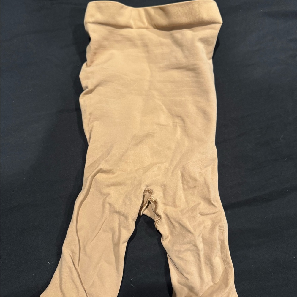 SKIMS in Tan new out of pallet just doesn’t have packaging! No spots or rips!